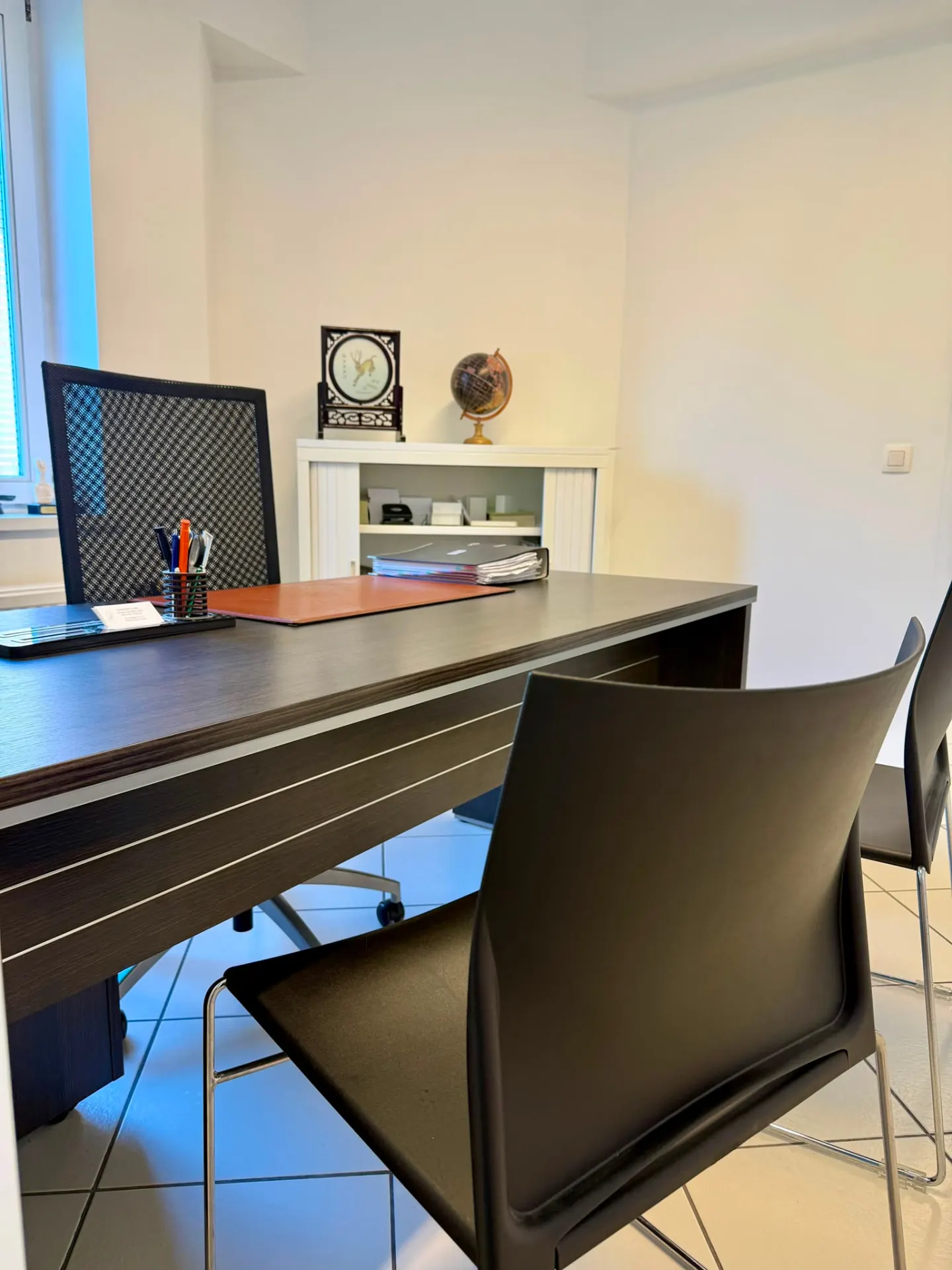 Salle de consultation A d'environ 17 m² avec bureau médical, à louer à Uccle (Bruxelles)